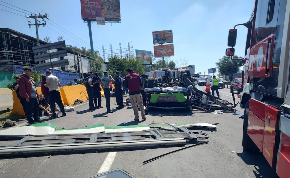 Así quedó el microbús tras volcar esta mañana en la autopista México-Pachuca, a la altura de Tlalnepantla. Foto Especial