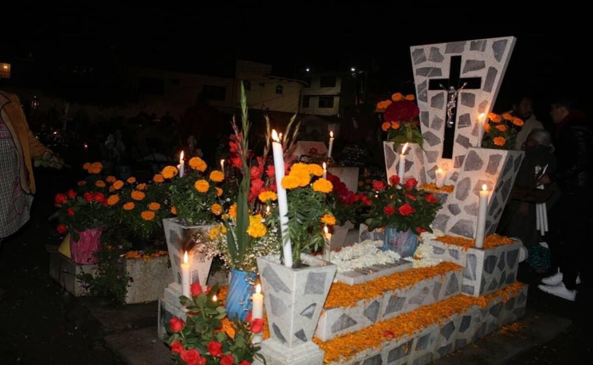 Los cementerios son parte clave en la celebración del Día de Muertos, ya que aquí confluyen las costumbres y tradiciones que se mantienen en las localidades del Valle de Toluca. Foto: Karen Aldama