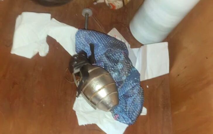 Granada de fragmentación y motocicletas robadas, hallazgo en cateo realizado por la fiscalía general de Justicia del Estado de México.