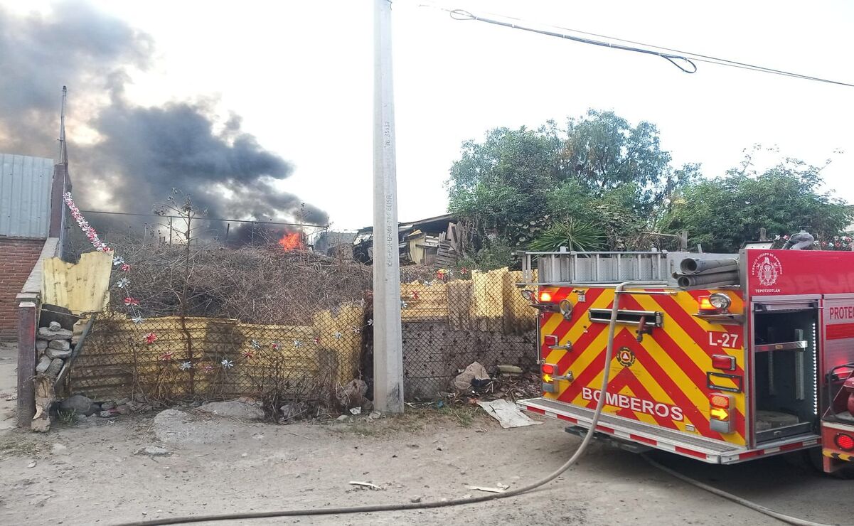 Después de varios minutos de trabajo con camiones y pipas, los bomberos municipales controlaron el fuego / Foto: Especial