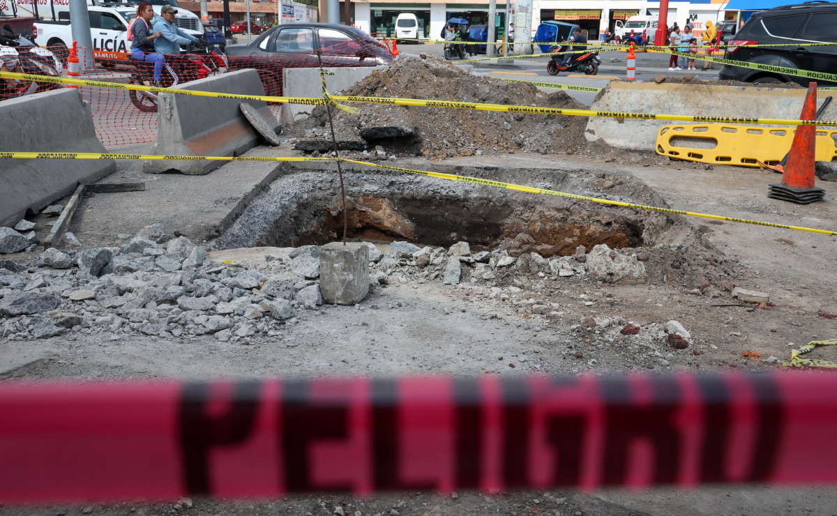 Equipos de emergencia buscan a motociclista desaparecido tras caer en boquete de obra en Chalco. Foto: Luis Camacho