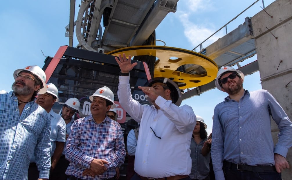 El secretario de Movilidad, Juan Hugo de la Rosa García, encabezó el recorrido de supervisión en los frentes de trabajo de la Línea 3 del Mexicable. Foto Especial