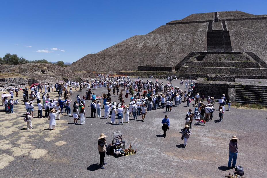 Buscan de cargarse de energía, tomarse fotografías en las pirámides del Sol y de la Luna. Foto: Hugo Salvador