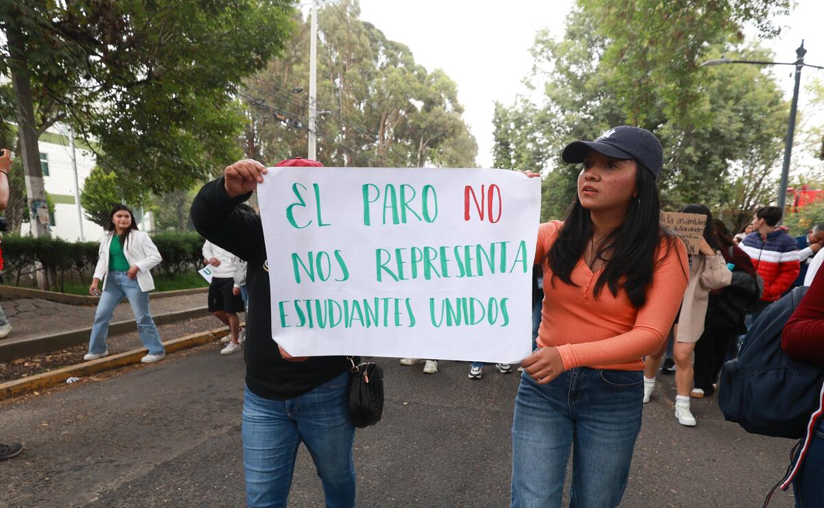 Un grupo de universitarios convocó a una manifestación para exigir la entrega de los planteles y el reinicio inmediato de actividades presenciales en la UAEMéx. Foto: Alejandro Vargas / El Universal Estado de México