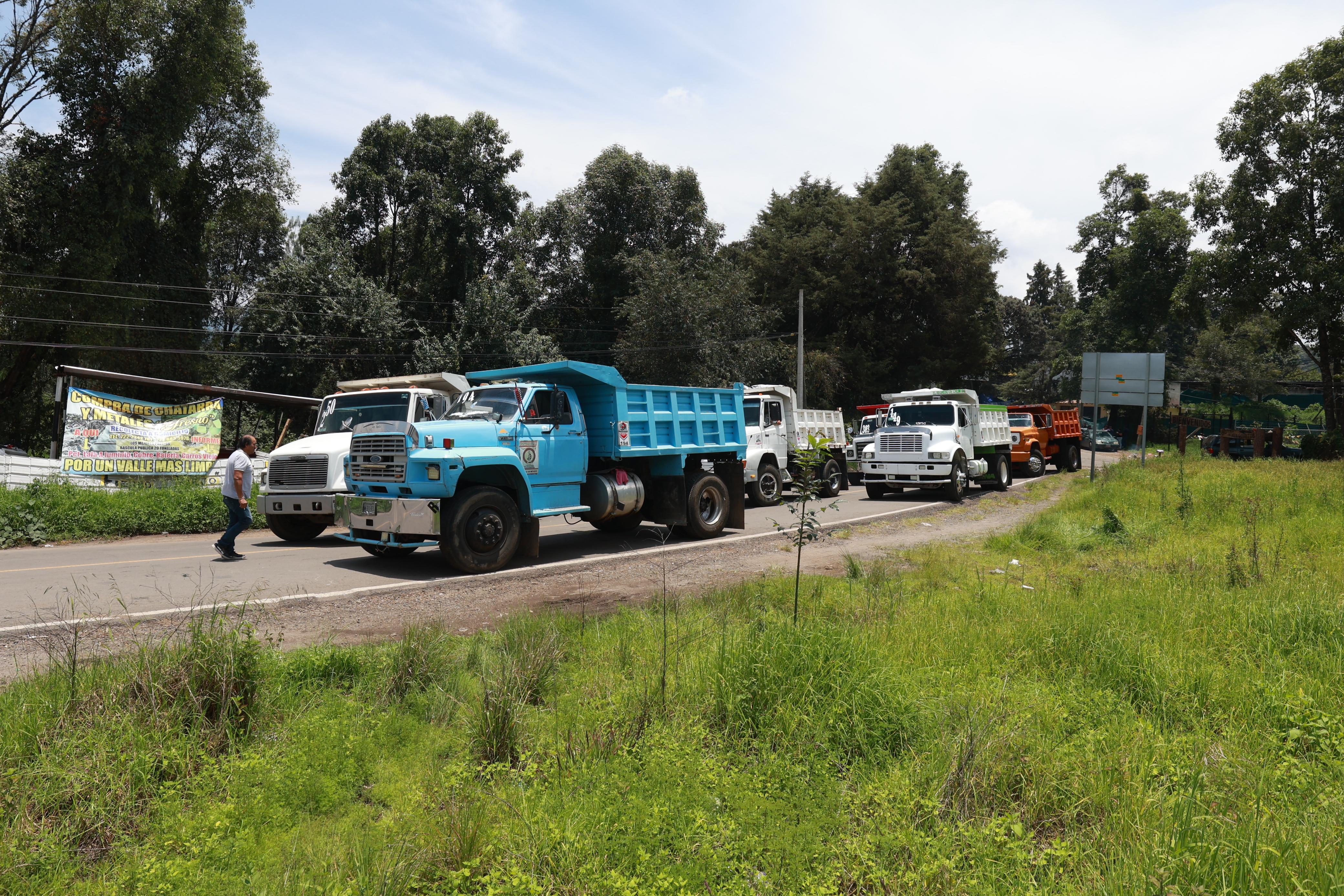 Operadores de camiones carga bloquean la carretera Valle de Bravo -Temascaltepec para exigir la liberación de su centro de despacho y distribución de materiales. Foto: Alejandro Vargas / El Universal Estado de México