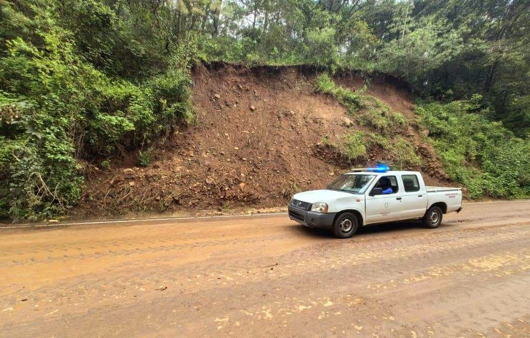 Personal de la Junta de Caminos del Estado de México realiza labores para retirar lodo y rocas en el libramiento de El Ahuehuete, en Ocuilan. Foto Especial