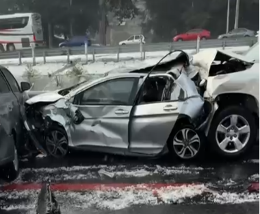 Las imágenes posteriores del accidente muestran un auto compacto de color gris prensado entre dos vehículos / Foto: Especial