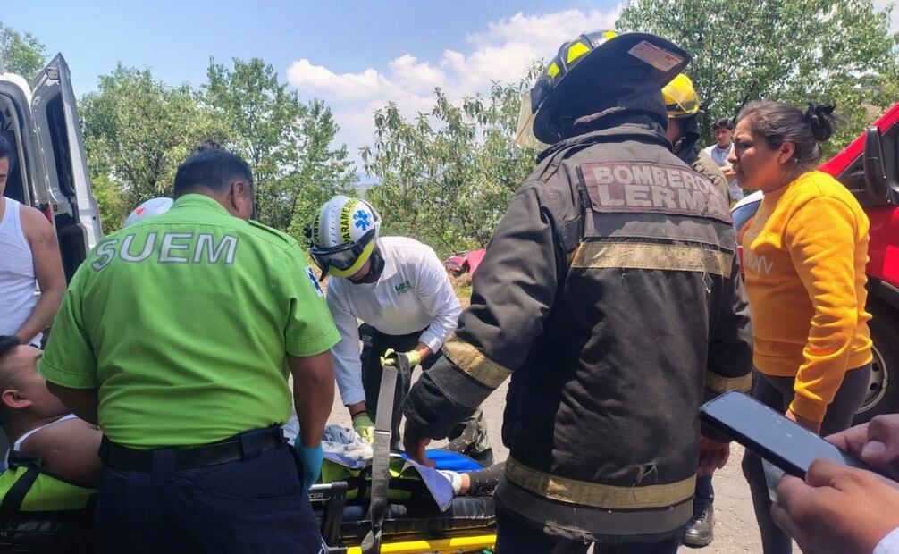 Paramédicos brindaron primeros auxilios a los conductores antes de su traslado de urgencia al hospital. Foto Especial