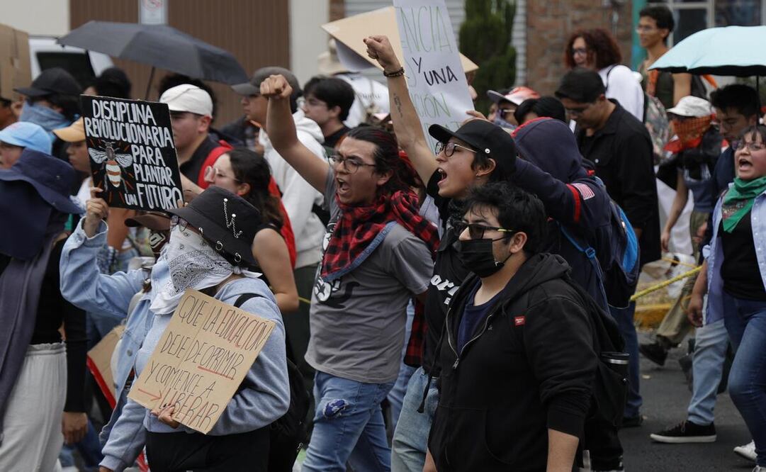 Estudiantes de la Universidad Autónoma del Estado de México (UAEMex) están presentes en la plancha del Zócalo capitalino para visibilizar su conflicto universitario. Foto: Arturo Hernández
