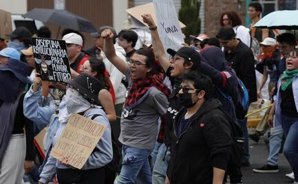 Protesta de estudiantes de la UAEMéx en el Zócalo exige renuncia de rector y anulación de elección