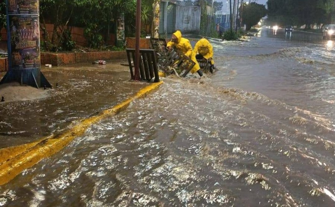 Las intensas precipitaciones registradas desde la tarde y noche complicaron la circulación vehicular en diversos municipios del oriente del Edomex. Foto Especial