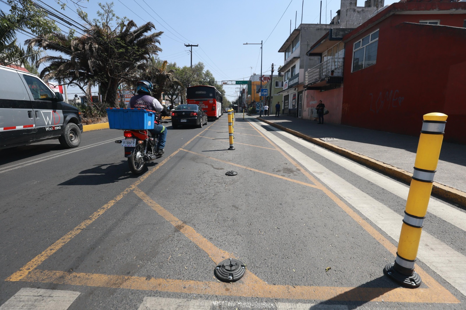 La zona de Paseo Tollocan a La Maquinita es la más afectada, con bolardos también dañados. Foto Alejandro Vargas