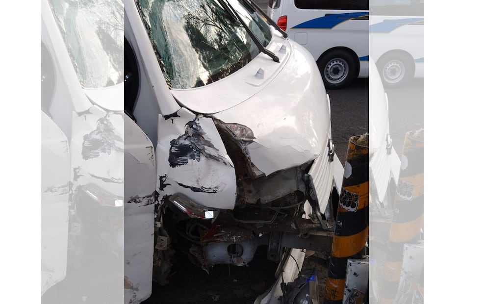 La unidad de la línea Anaza impactada contra los postes de concreto en Las Alamedas. Foto Especial