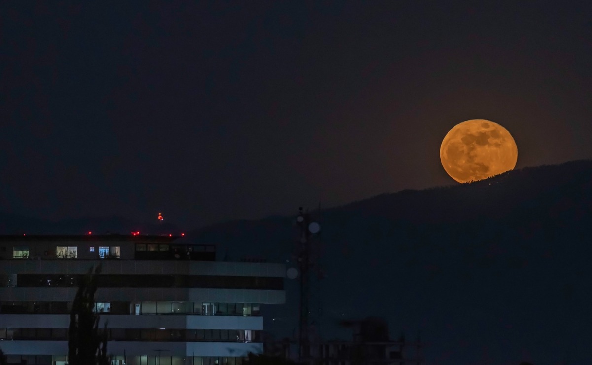 Superluna Cazador ilumina el cielo del Estado de México