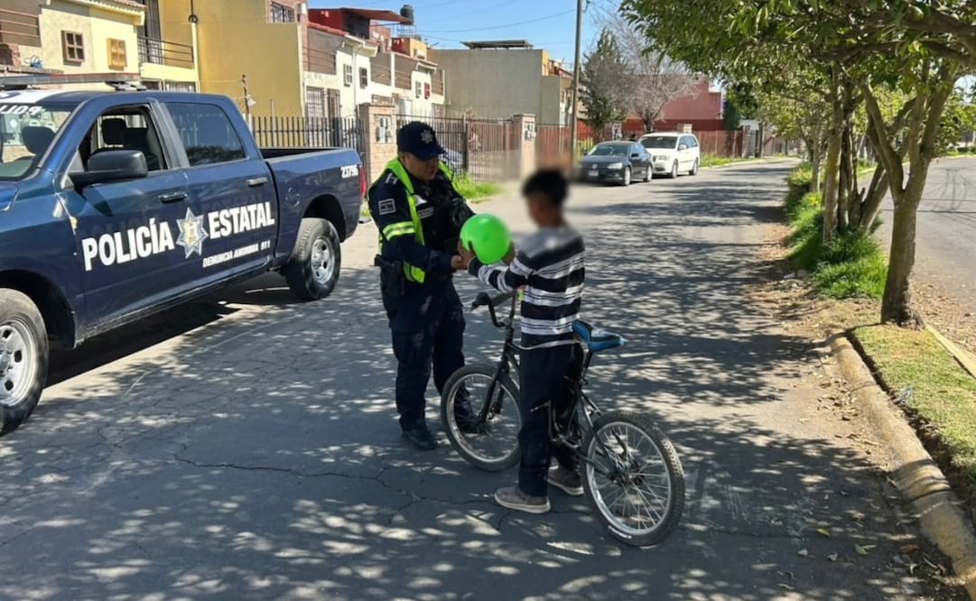 Los policías provocaron una sonrisa en aquellos menores que recibieron presentes. Foto. Especial