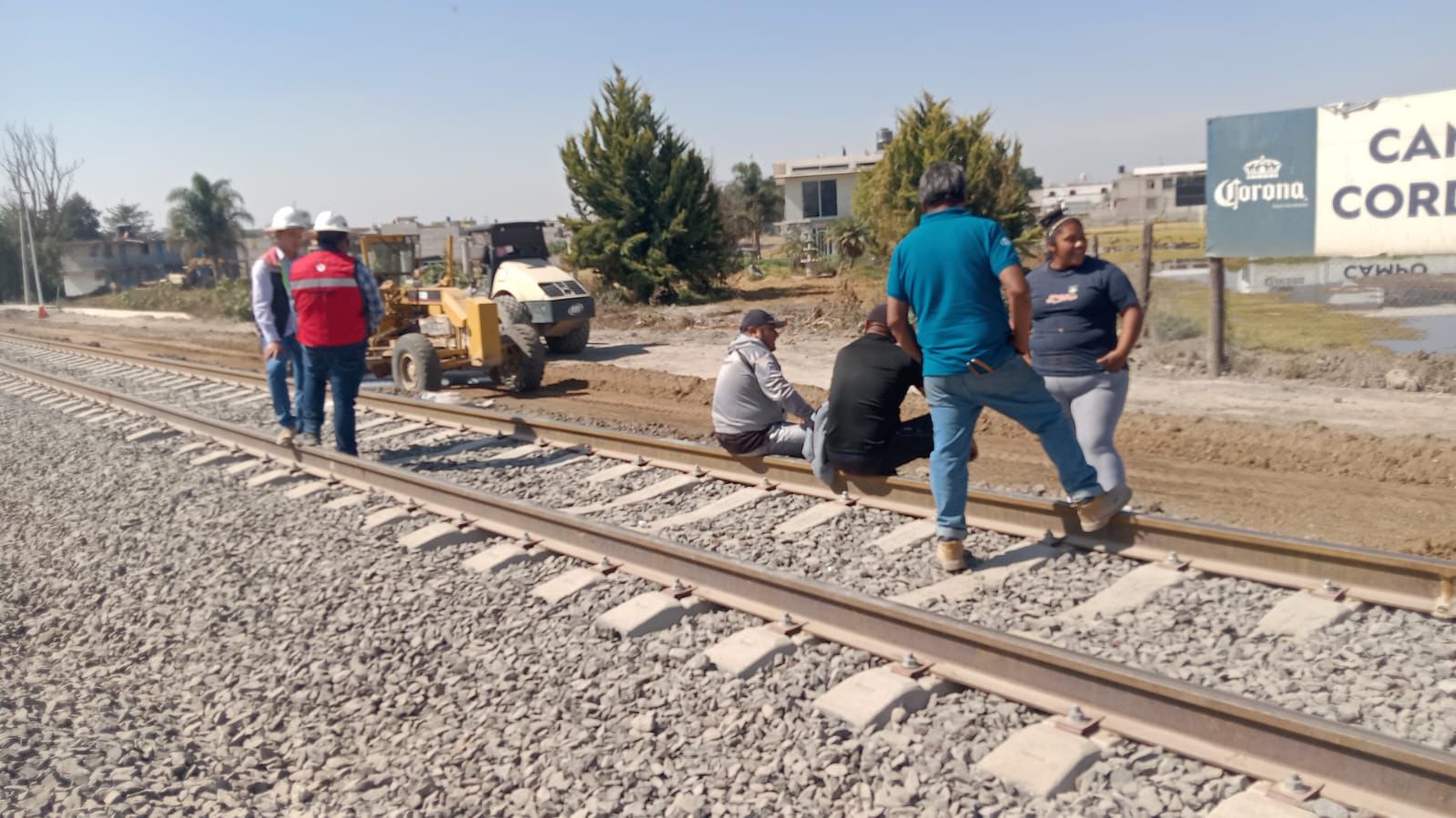 La falta de acuerdos con las autoridades ha llevado a los vecinos de Teyahualco a mantener suspendidas las obras del Tren Suburbano al AIFA. Foto Especial