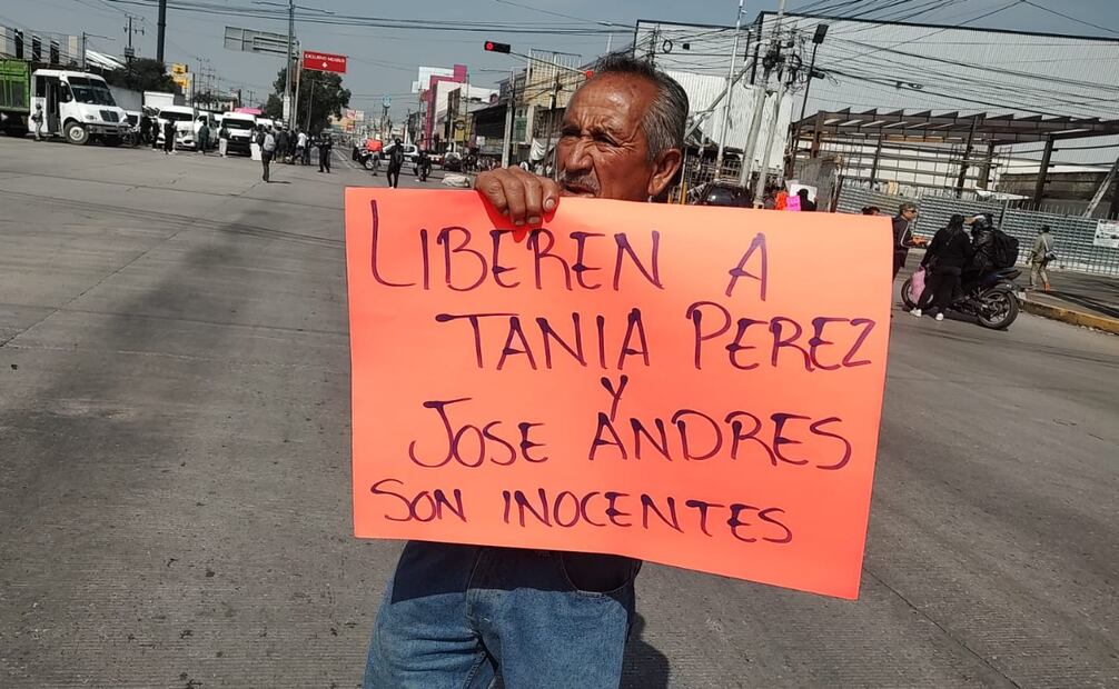 Los manifestantes colocaron cartulinas en la Vía José López Portillo, a la altura de la estación Cartagena. Foto especial