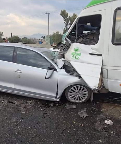 Mujer muere en el Circuito Exterior Mexiquense tras chocar con transporte en sentido contrario