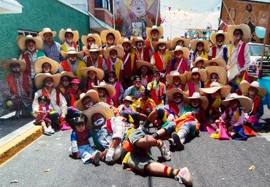 Dos décadas de fe y tradición: Cuadrilla Salinas celebra 20 años en el Paseo de la Agricultura de Toluca