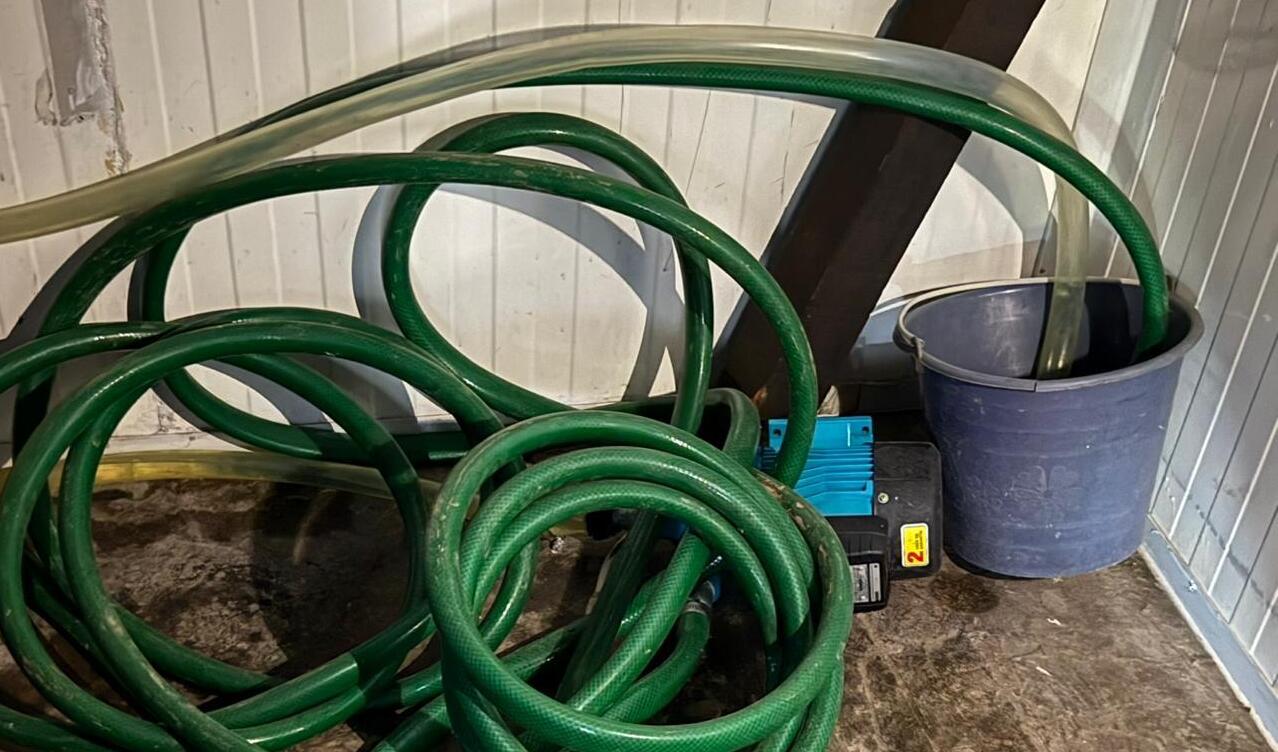 En el cateo e inspección de dos inmuebles, se aseguraron aproximadamente 15 mil litros de hidrocarburo, mangueras y bombas hidráulicas. Foto Especial