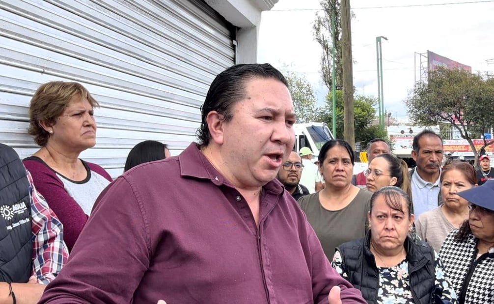 Alberto Valdés, director general de Agua y Saneamiento de Toluca, acudió al sitio del bloqueo para dialogar con los inconformes. Foto Abigail Alcántara / El Universal