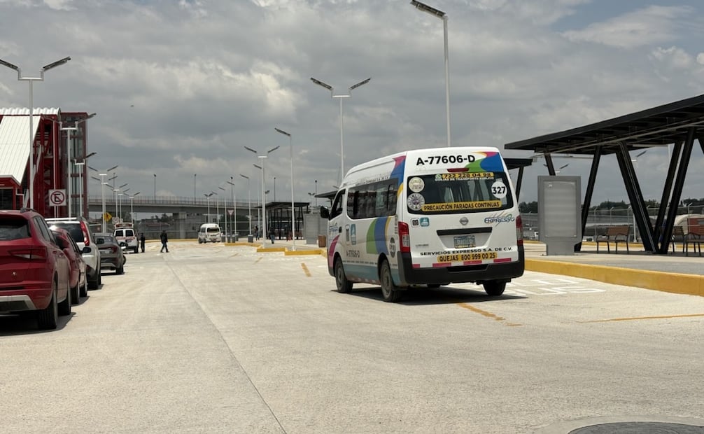Usuarios deben pagar hasta 80 pesos en taxi ante la falta de combis en las estaciones intermedias. Foto Arturo Contreras / El Universal