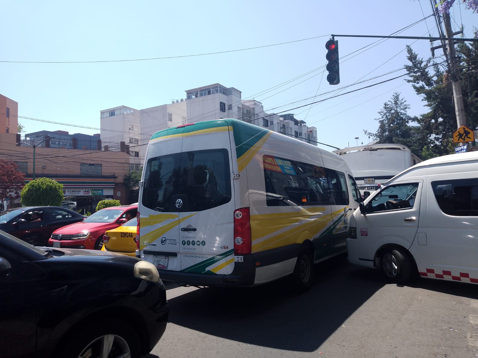 A pesar del caos, no hay operativos de vialidad por parte de autoridades de CDMX ni Edomex. Foto Rebeca Jiménez