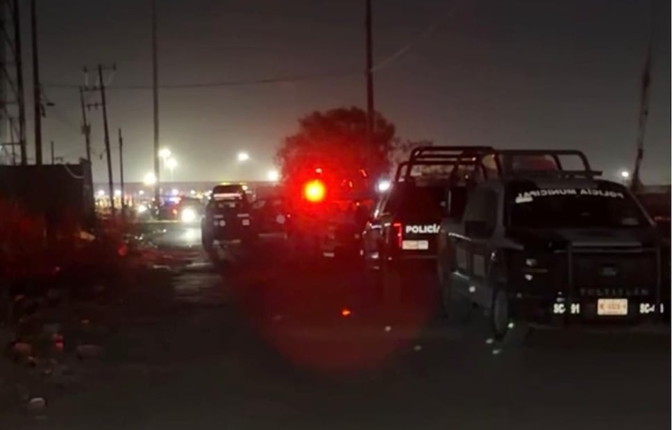 Unidades de la Policía Municipal de Tultitlán resguardan la zona tras el intercambio de disparos en los límites con Tultepec. Foto Especial