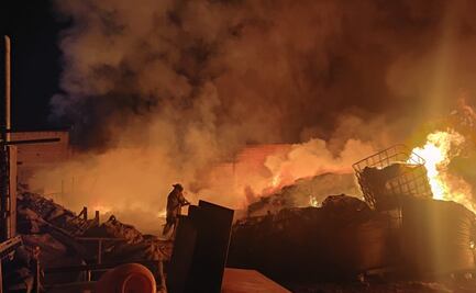 Fuego consume a una recicladora de basura industrial en Ecatepec 