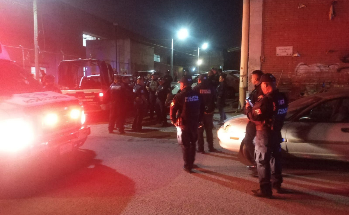 Elementos de la policía municipal de Ecatepec en la zona donde se registró un enfrentamiento con presuntos asaltantes, con saldo de un delincuente muerto y un oficial herido. Foto: Especial