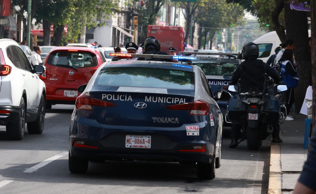 Adiós al caos vial. El 1 de julio vuelven las multas de tránsito en el Edomex. Una noticia que los negocios en Toluca esperaban para recuperar el orden y la legalidad en sus calles. Foto: Alejandro Vargas