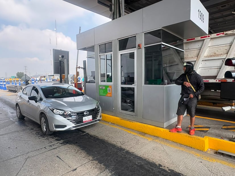 Vecinos de Teyahualco mantienen la protesta en la caseta T5 Tultitlán para visibilizar sus inconformidades y solicitar respuesta a sus demandas comunitarias. Foto Arturo Contreras/ El Universal