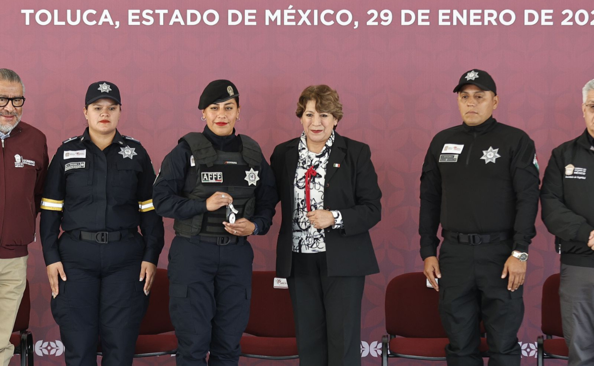 La gobernadora Delfina Gómez durante el anuncio del aumento salarial para policías estatales, un incremento que no se realizaba desde hace casi 10 años Foto: Jorge Alvarado