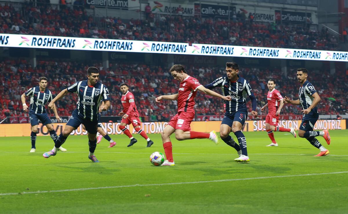 Los Diablos Rojos consiguieron su pase a semifinal tras empatar en el global ante Rayados 4-4. Foto: Alejandro Vargas / El Universal Estado de México