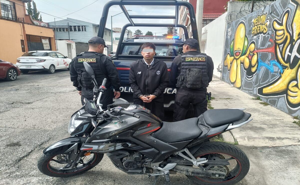 Cristopher Héctor “N” fue detenidos por conducir  una motocicleta Italika negra, robada el pasado 29 de julio en Zinacantepec. Foto: Especial