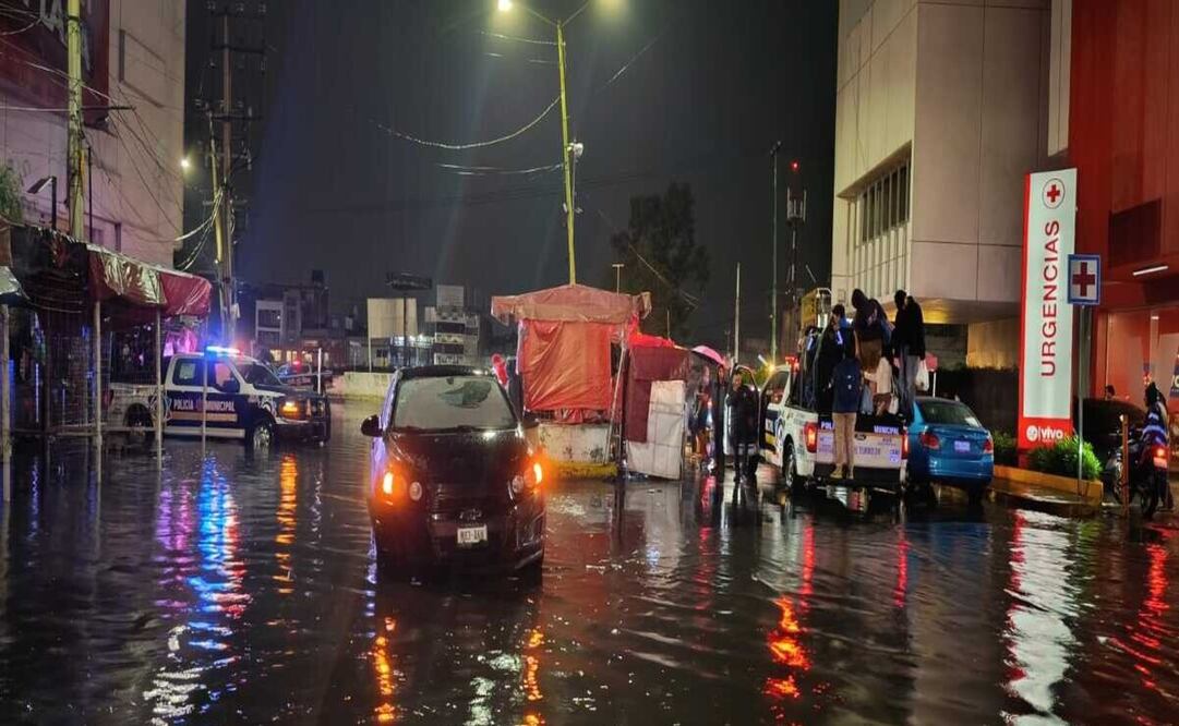 ¡Ecatepec bajo el agua! Tras una fuerte lluvia, el Operativo Tormenta se activó para atender los encharcamientos en avenidas principales como Vía Morelos y López Portillo / Foto: Especial