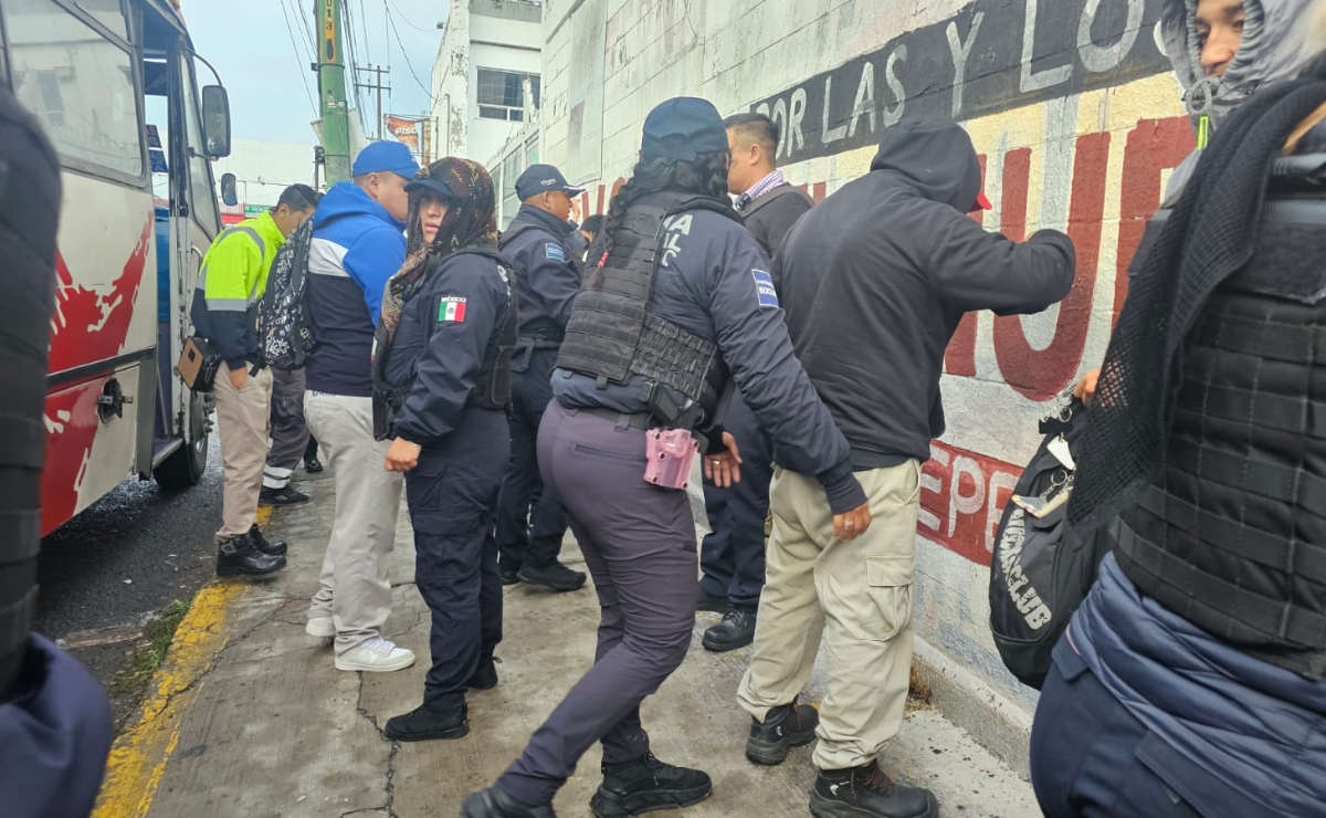 Pasajeros son revisados en uno de los operativos conjuntos entre la Policía Municipal y la Semar, una estrategia clave para inhibir asaltos y devolver la tranquilidad a los usuarios del transporte público. Foto: Especial