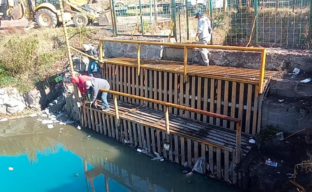 Cuadrillas de Operagua realizan labores permanentes de desazolve y retiro de desechos en el vaso regulador de la presa El Ángulo. Foto Especial
