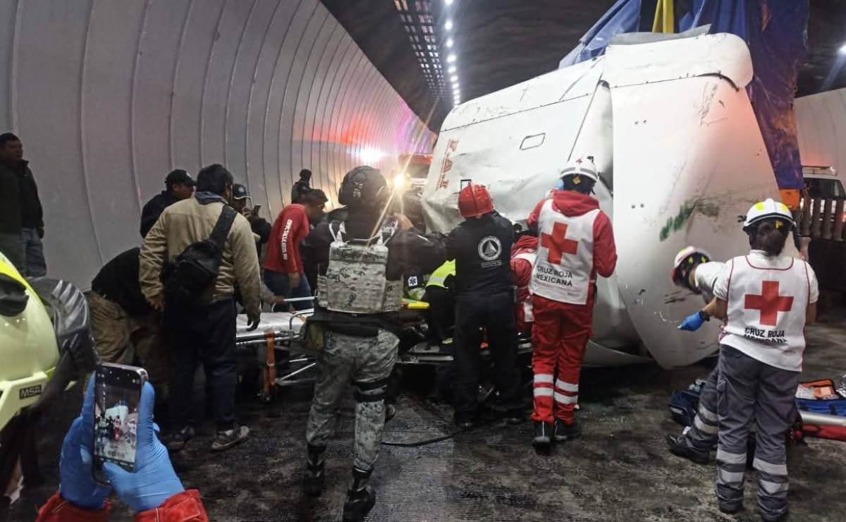 Equipos de emergencia trabajan en la autopista México-Naucalpan tras el aparatoso accidente que dejó a 13 personas lesionadas esta madrugada. Foto: Especial