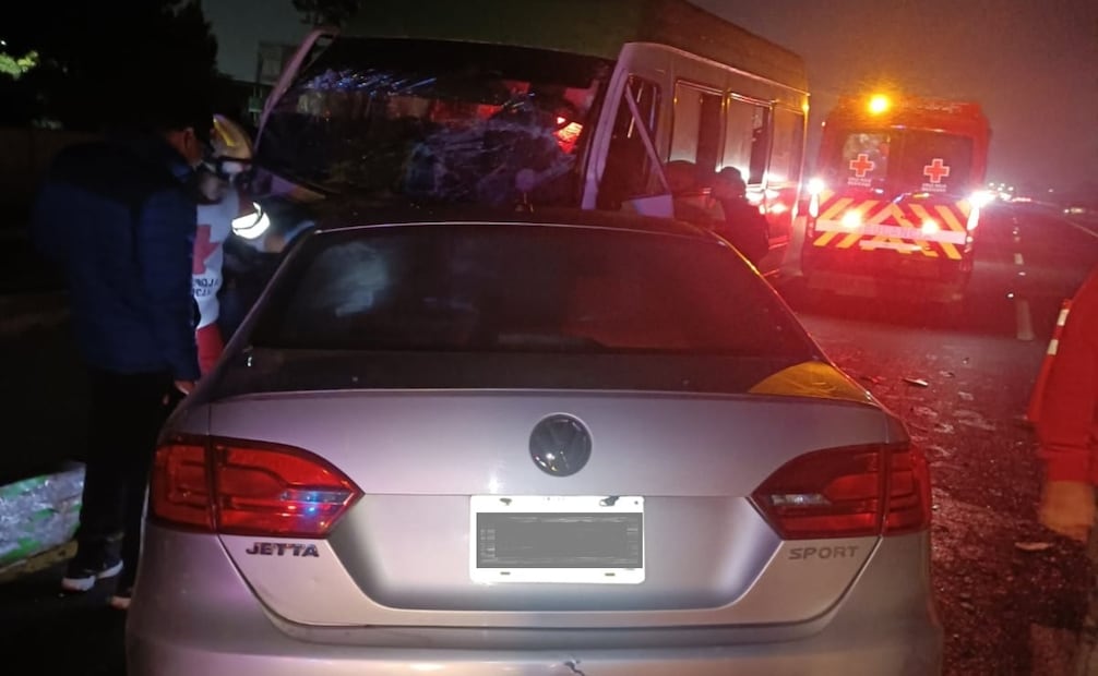 El chofer de 51 años fue trasladado ante las autoridades tras el impacto contra el vehículo particular. Foto Especial