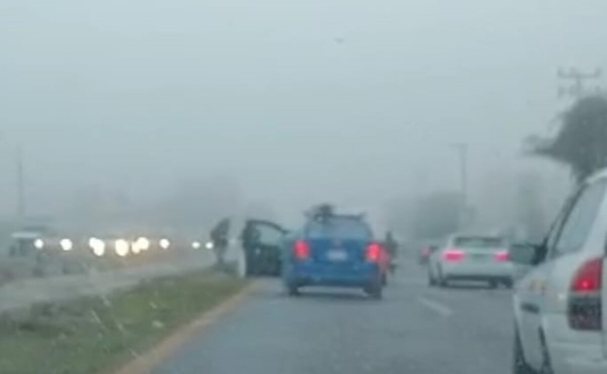 Elementos de Protección Civil municipal brindaron los primeros auxilios a un motociclista que fue atropellado.  Foto: Especial