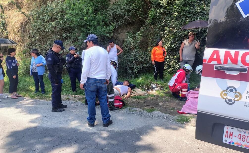 Elementos de Protección Civil y Bomberos trabajaron en la liberación de los vehículos siniestrados. Foto Especial