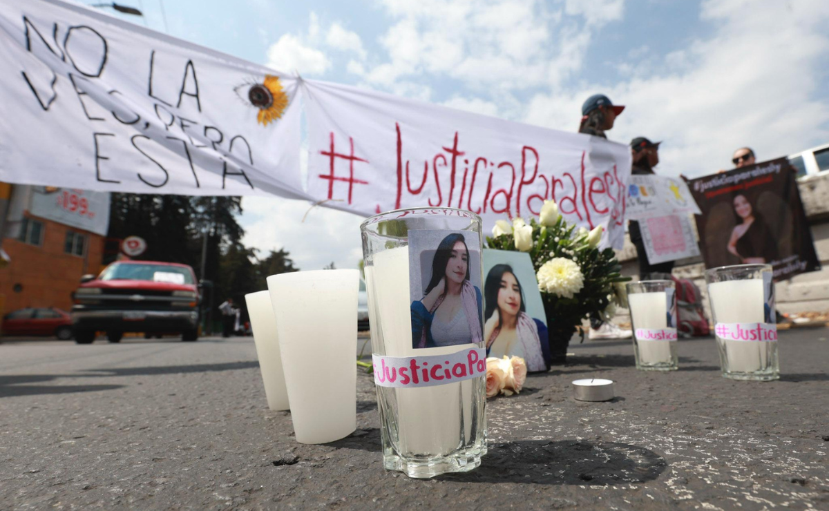 Un momento de profundo significado para la familia de Lesly durante la graduación póstuma en Toluca. Foto: Alejandro Vargas