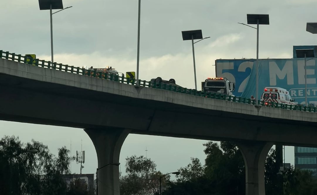 Un automóvil se volcó en el segundo piso de Periférico, a la altura de Valle Dorado, en Tlalnepantla. Foto especial