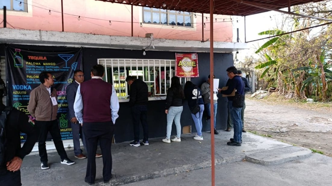 Autoridades municipales proceden al cierre de chelerías que carecían de licencia de funcionamiento y dictamen de protección civil. Foto Especial