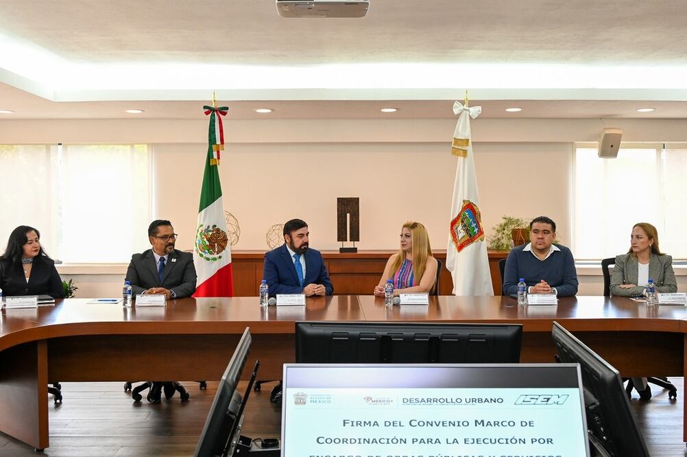 Macarena Montoya, secretaria de Salud, y Carlos Maza Lara, secretario de Desarrollo Urbano e Infraestructura, firman convenio marco de colaboración para mejorar la infraestructura de salud en el Estado de México.