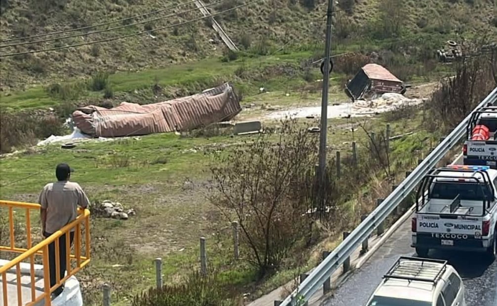 Así quedó el vehículo particular tras ser impactado por la pesada unidad fuera de la cinta asfáltica. Foto Especial