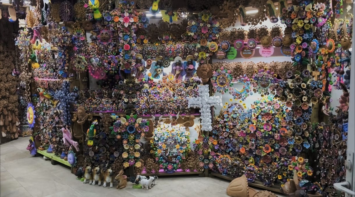 Metepec conserva una tradición de 400 años en la elaboración de barro, destacando artesanías como el “Árbol de la vida”. Foto Emmanuel Pérez