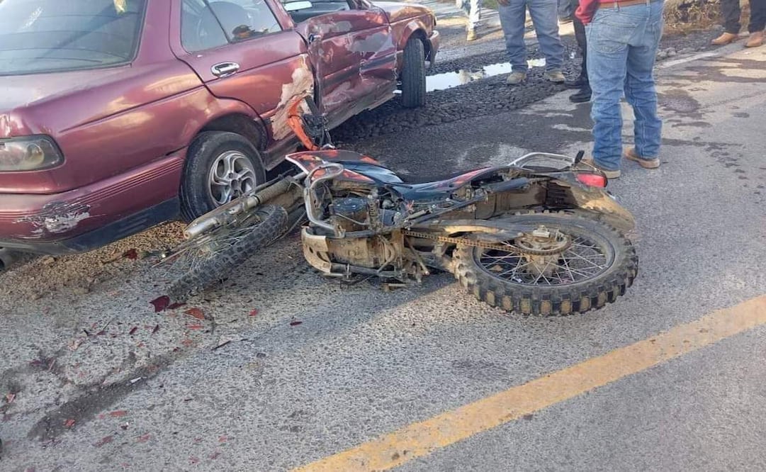 Un motociclista de 17 años resultó con heridas graves al chocar con un vehículo particular. Foto: Especial