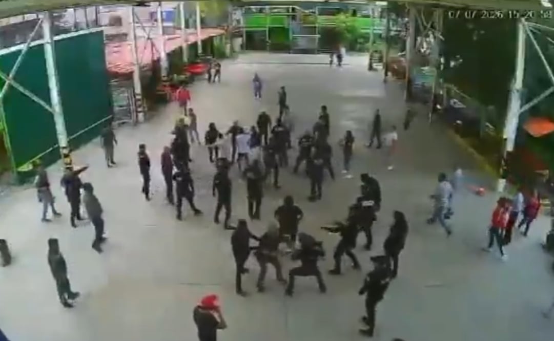 Elementos policiales y unidades municipales resultaron con daños tras el enfrentamiento con padres de familia y docentes durante la detención. Foto Especial